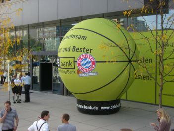 Aufblasbarer Fc Bayern Basketball für die DAB-Bank