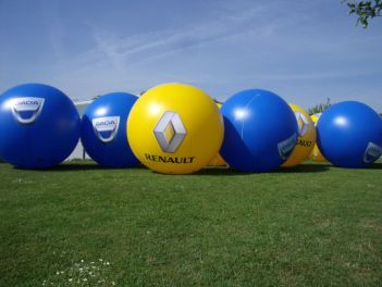 Werbeballone für Renault und Dacia