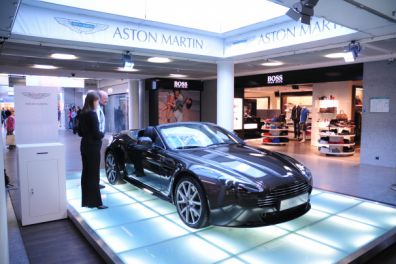 Werbebanner für Aston Martin