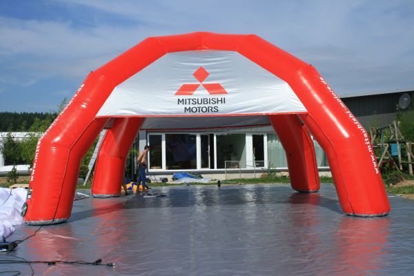 Aufblasbares Zelt MegaDome 8x8 für Mitsubishi Motors