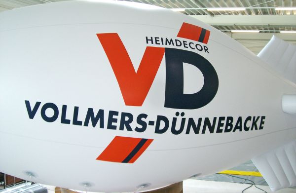 Fesselzeppelin EvoBlimp 600 fliegt für Vollmers-Dünnebacke