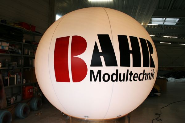 Ein Leuchtballon EVOLight 250 für Bahr Modultechnik hergestellt