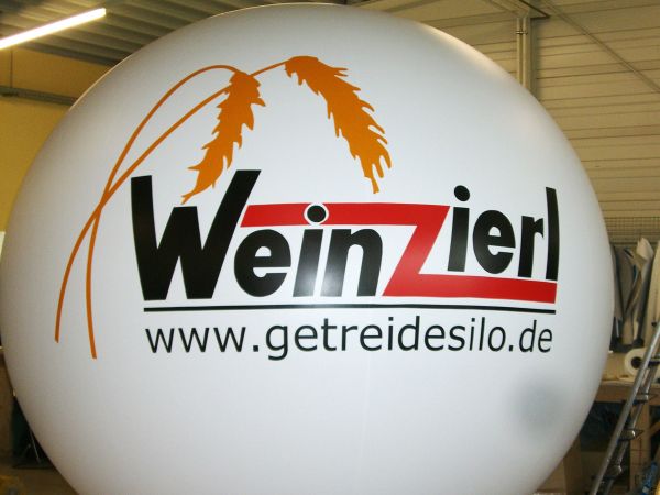 Helium-Werbeballon EVOSkysign 300 für Weinzierl produziert