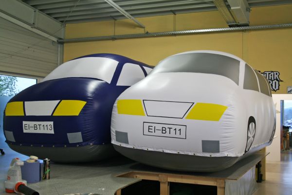 Zwei aufblasbare Autos hergestellt