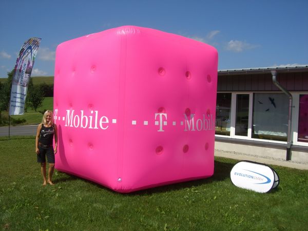 3x3 Meter T-Mobile Riesenwürfel