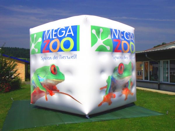 Evolution produziert großen aufblasbaren Cube für Mega Zoo
