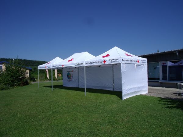 Drei Faltzelte (3x3m) für das Deutsche Rote Kreuz 