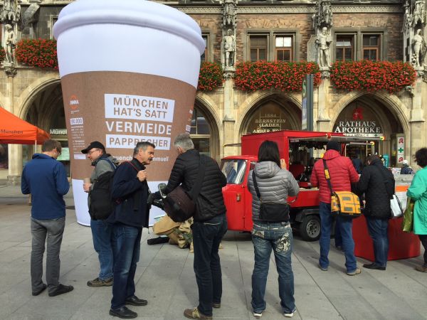 Aufblasbare Kaffeebecher wirbeln München auf 